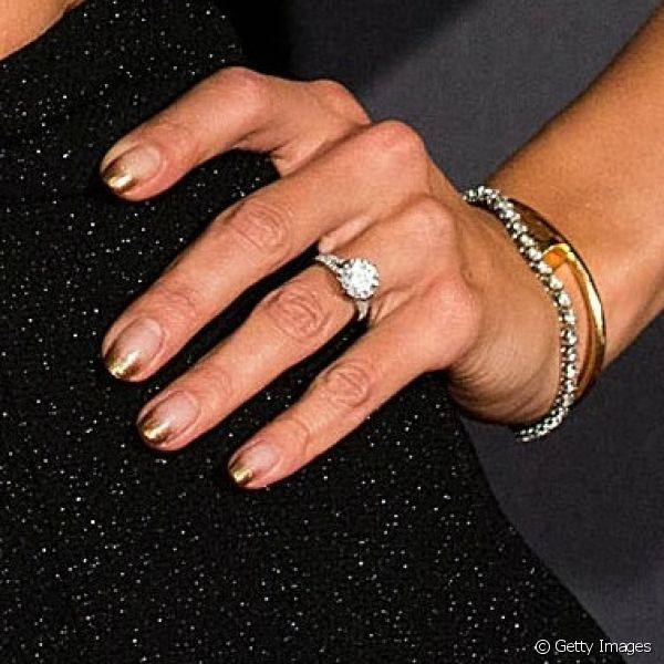Alessandra Ambr?sio decorou as unhas no estilo inglesinhas com esmalte de glitter dourado apenas nas pontinhas para participar do programa Australia's Next Top Model